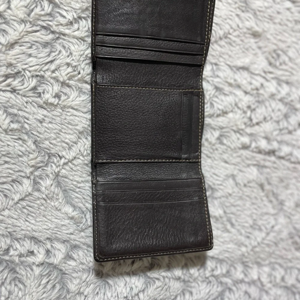 LEVENGER men’s dark brown leather bifold wallet